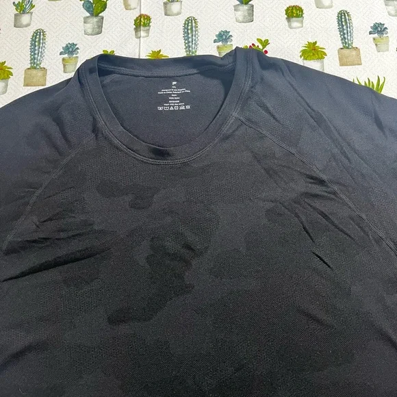 Fabletics Men’s Short Sleeve Shirt Black Camo Print XXL - Picture 4 of 11